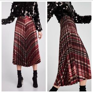 NWT Zara Pleated Midi Skirt, size M. Waist 14” / Lenght 32”
